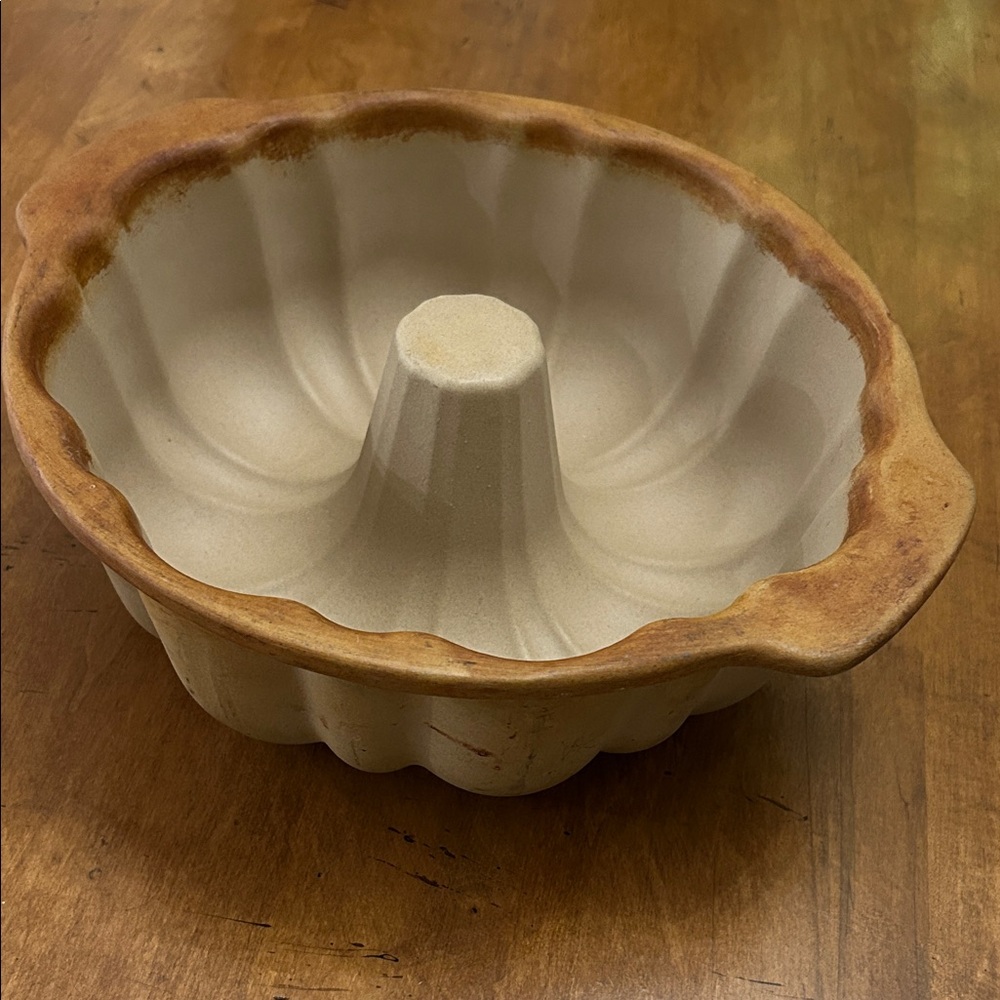 Pampered Chef Bundt Pan Stoneware Fluted Pan Family Heritage
Made in USA